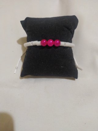 Pulsera de cuentas blancas con abalorios rosas