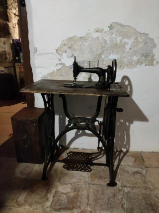 Máquina de coser antigua Electra