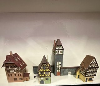 Set di 4 case per modellini di treni HO