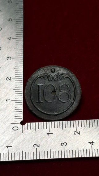 Botón Militar Antiguo con Número 108