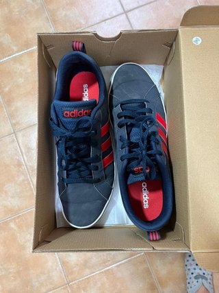 Zapatillas Adidas Azul y Rojo, un solo uso