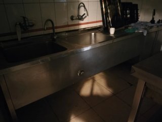 Fregadero industrial de metal acero inox.