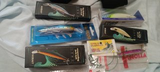 Lote de 7 señuelos y accesorios de pesca