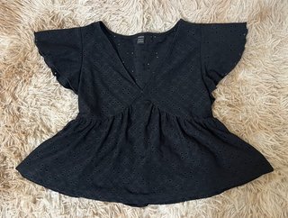 Blusa camiseta negra calada con volante y escote