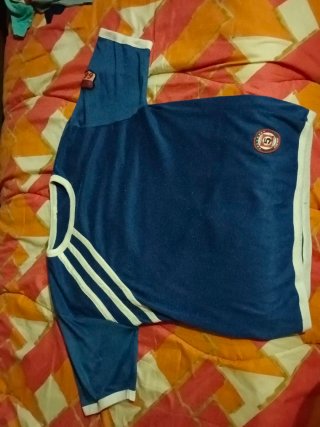 T-shirt uomo blu con dettagli