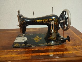 Máquina de coser antigua Kayser
