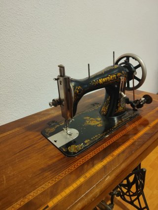 Máquina de coser antigua Kayser