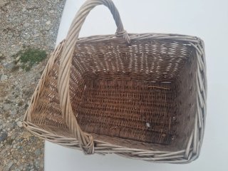 Cesta de mimbre con asa