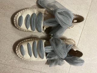 Zapatos comunión niña beige y gris de tul