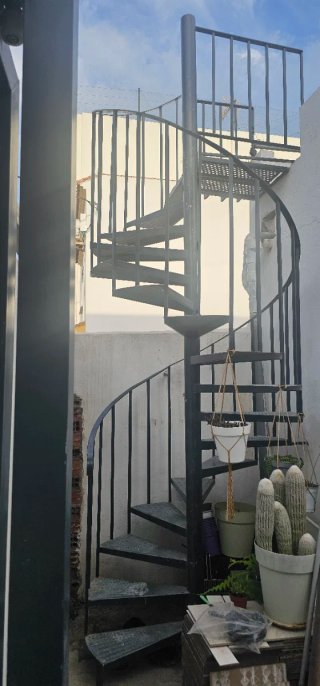 Escalera de caracol metálica.