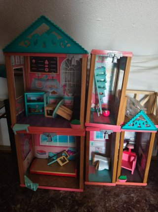 Casa de muñecas con accesorios completa