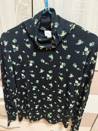 Camiseta de cuello alto estampada