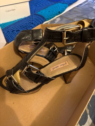 Zapatos de tacón negros y marrones