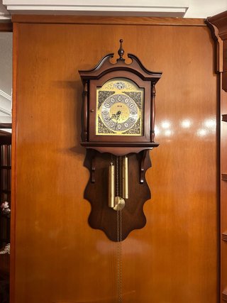 Reloj de pared de madera