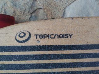 Longboard con ruedas rojas