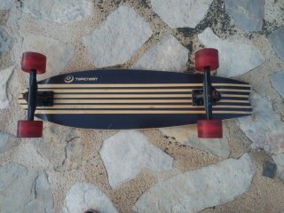 Longboard con ruedas rojas