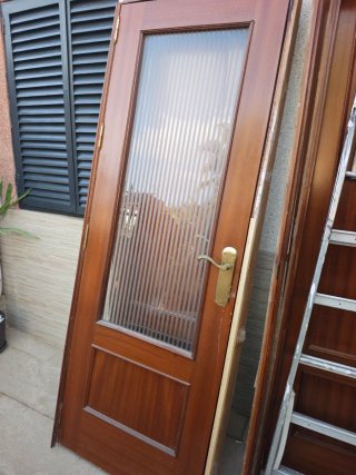 Puerta de Madera Maciza con Cristal