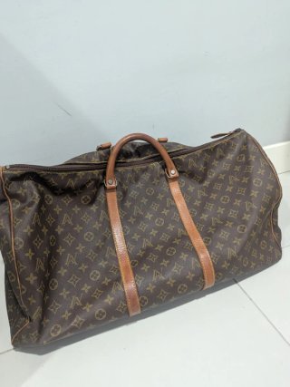 Bolsa de viaje amplia con asa y detalles en piel