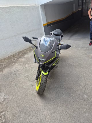 Moto deportiva gris y amarilla nueva