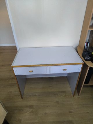 Mesa de escritorio con cajones
