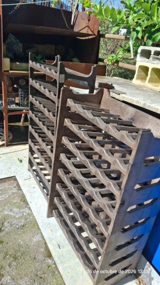 2 Botelleros de Plástico, con baldas apilables.