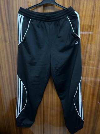 Pantalón Adidas Negro con Rayas Blancas