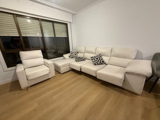 Sofá chaise longue blanco y sillón relax