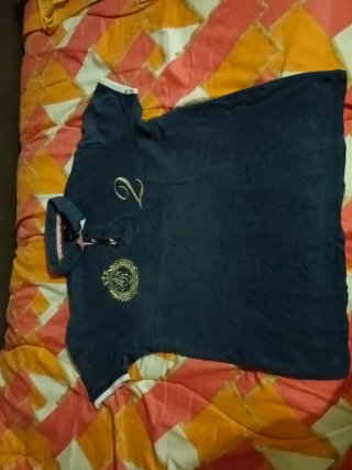 Polo uomo blu con ricami dorati