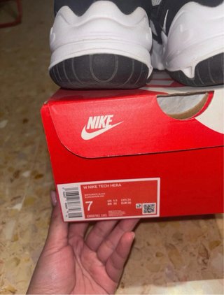 Zapatillas Nike Tech Hera Negras y Blancas