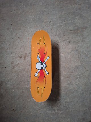 Monopatín con diseño de calavera y llamas