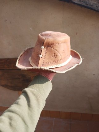 Sombrero di cuoio artigianale e altri