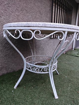 Tavolo rotondo da giardino in pietra e metallo