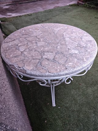 Tavolo rotondo da giardino in pietra e metallo
