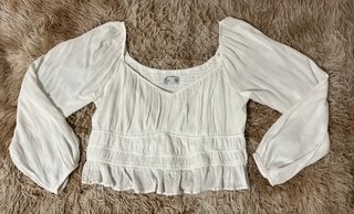 Top blanco hollister crop mangas abullonadas