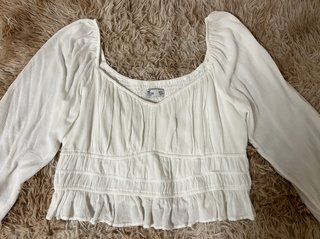 Top blanco hollister crop mangas abullonadas