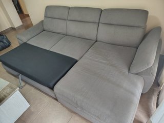 Sofá modular gris con chaise longue