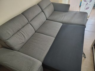 Sofá modular gris con chaise longue