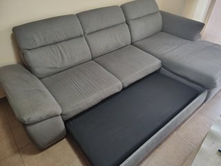 Sofá modular gris con chaise longue