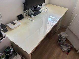 Mesa de escritorio blanca