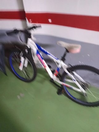 Bicicleta de montaña blanca y azul