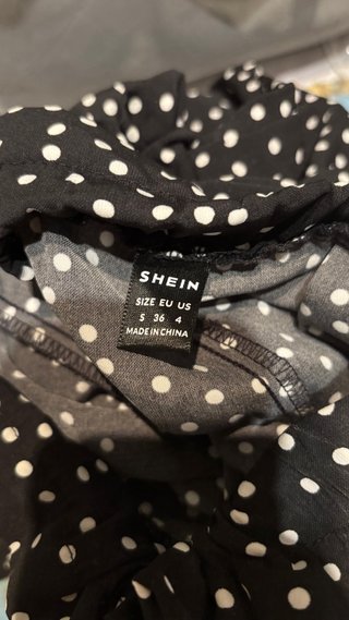 Pantalón corto ancho negro con lunares