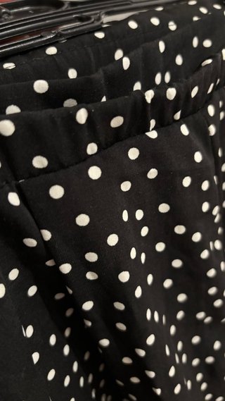 Pantalón corto ancho negro con lunares