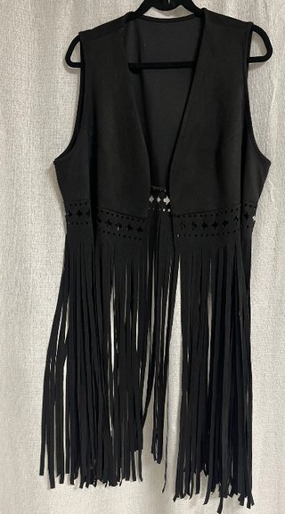 Chaleco negro largo con flecos estilo boho