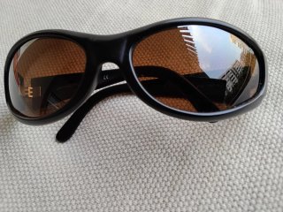 Gafas de sol Arnette negras y doradas