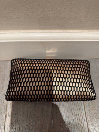 Bolso de mano Purificación García negro y dorado