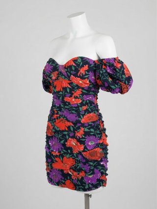 Vestido corto floral hombros descubiertos