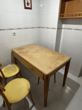 Conjunto de Mesa, 2 Sillas y Armario de Cocina