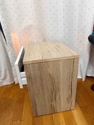 Mesita de noche madera clara con cajón blanco