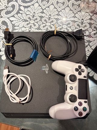PS4 (PlayStation 4) Negra + Mando Blanco