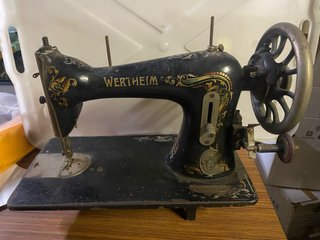 Máquina de coser Wertheim antigua
